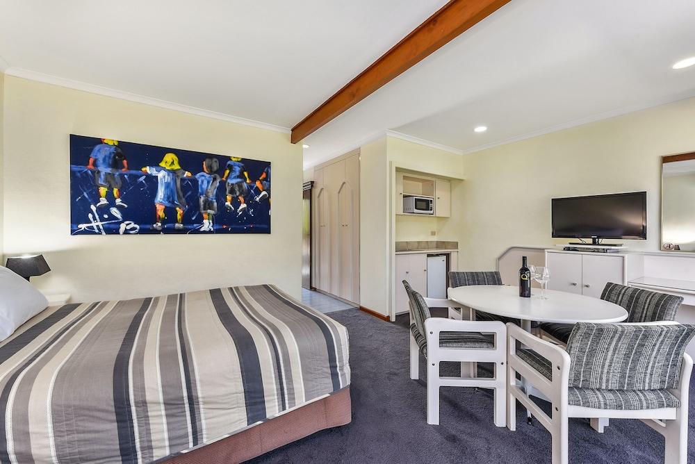 WILLIAM MACINTOSH MOTOR LODGE 27/31