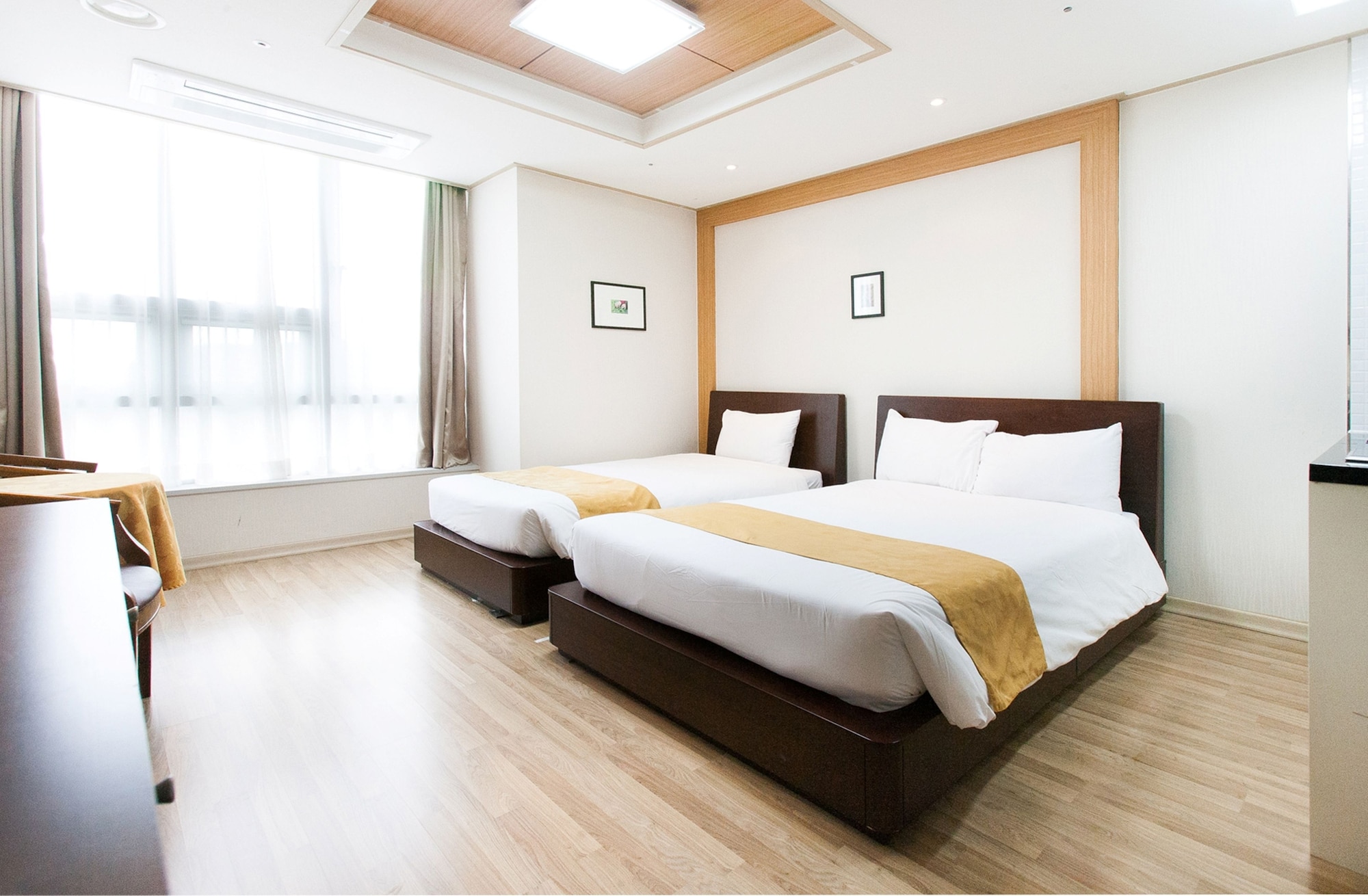 DELUXE, TWIN BEDS
