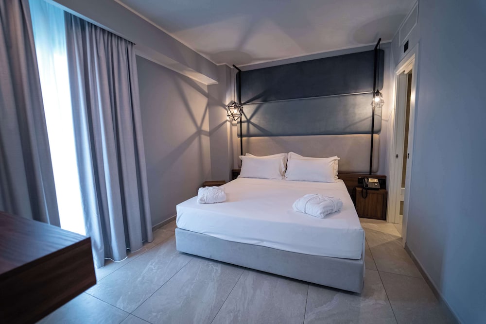 Suite, Queen Bed, Sofa, Garden Area