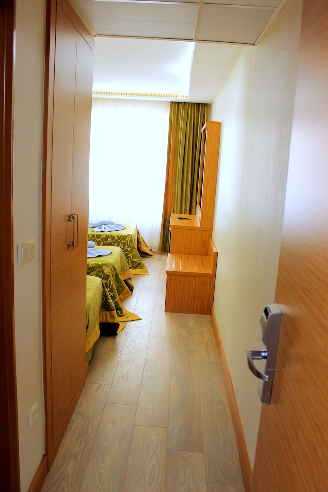 Hotel Buyuk Paris 32/50