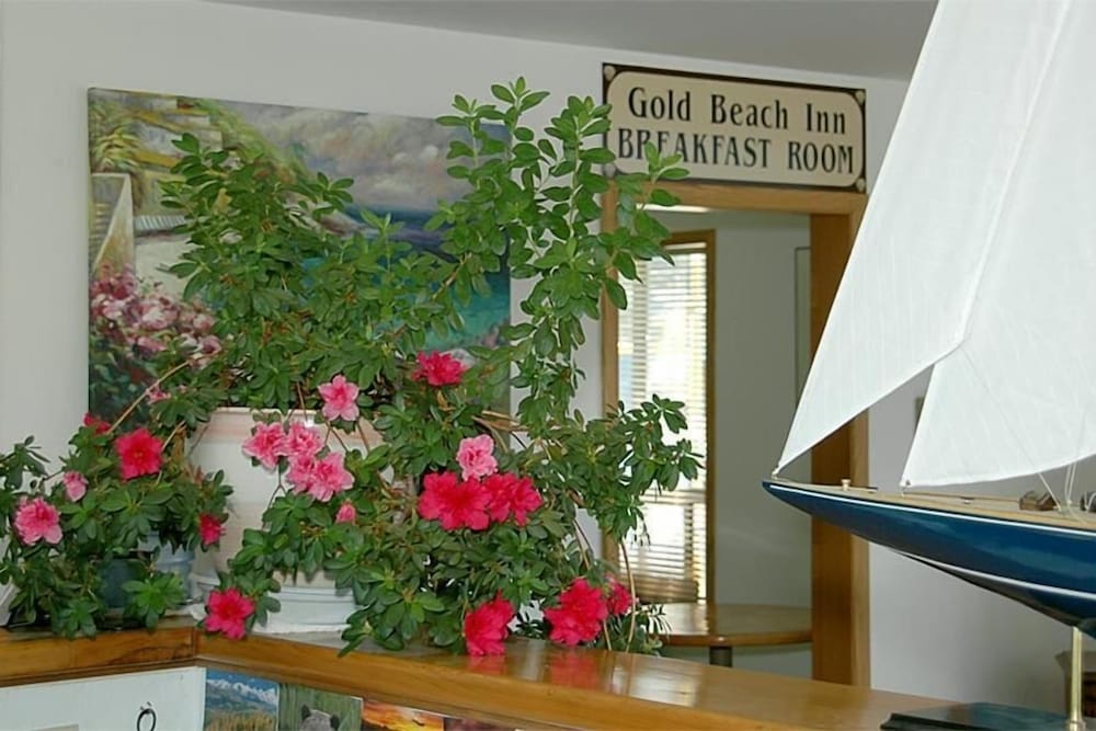 Gold Beach Inn 25/33