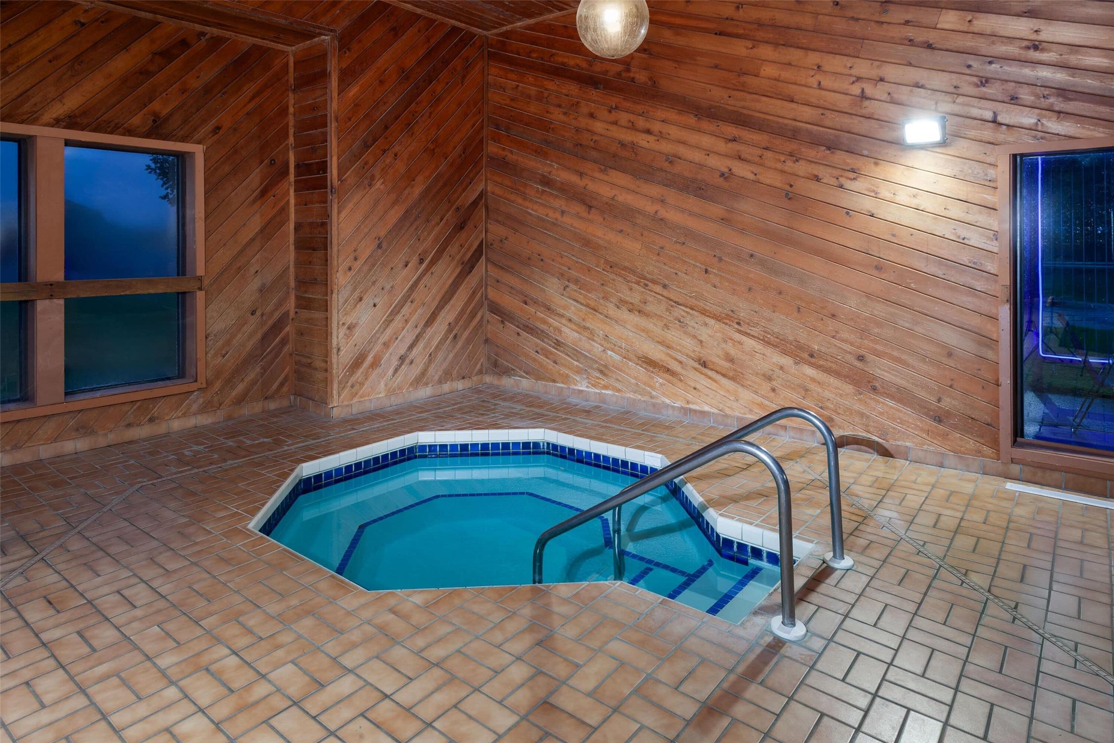 Days Inn By Wyndham Eagle River 10/23