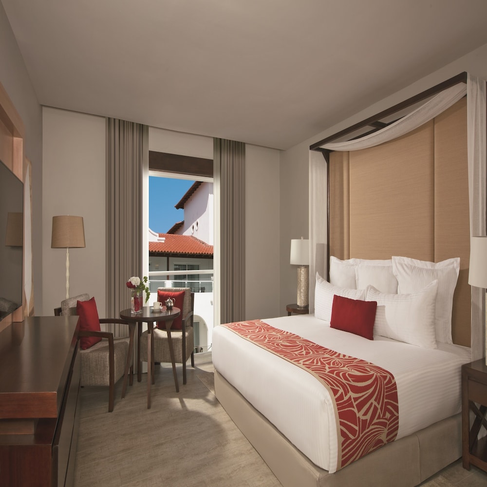 Deluxe, Suite, King Bed, Tropical View