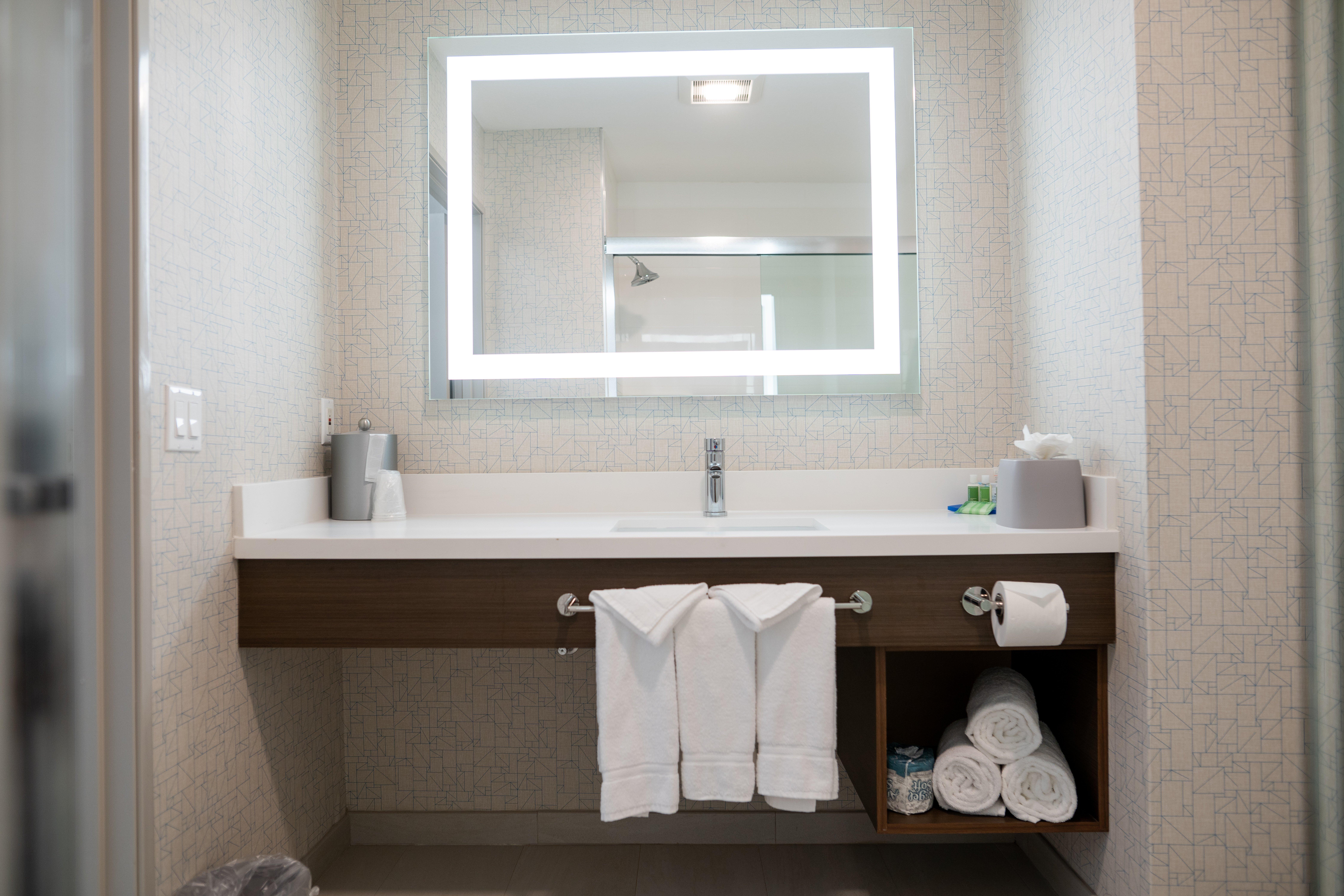 غرفة قياسية بسريرين كوين مع أريكة بمنطقة جلوس، Holiday Inn Express San Clemente N – Beach Area 3/3