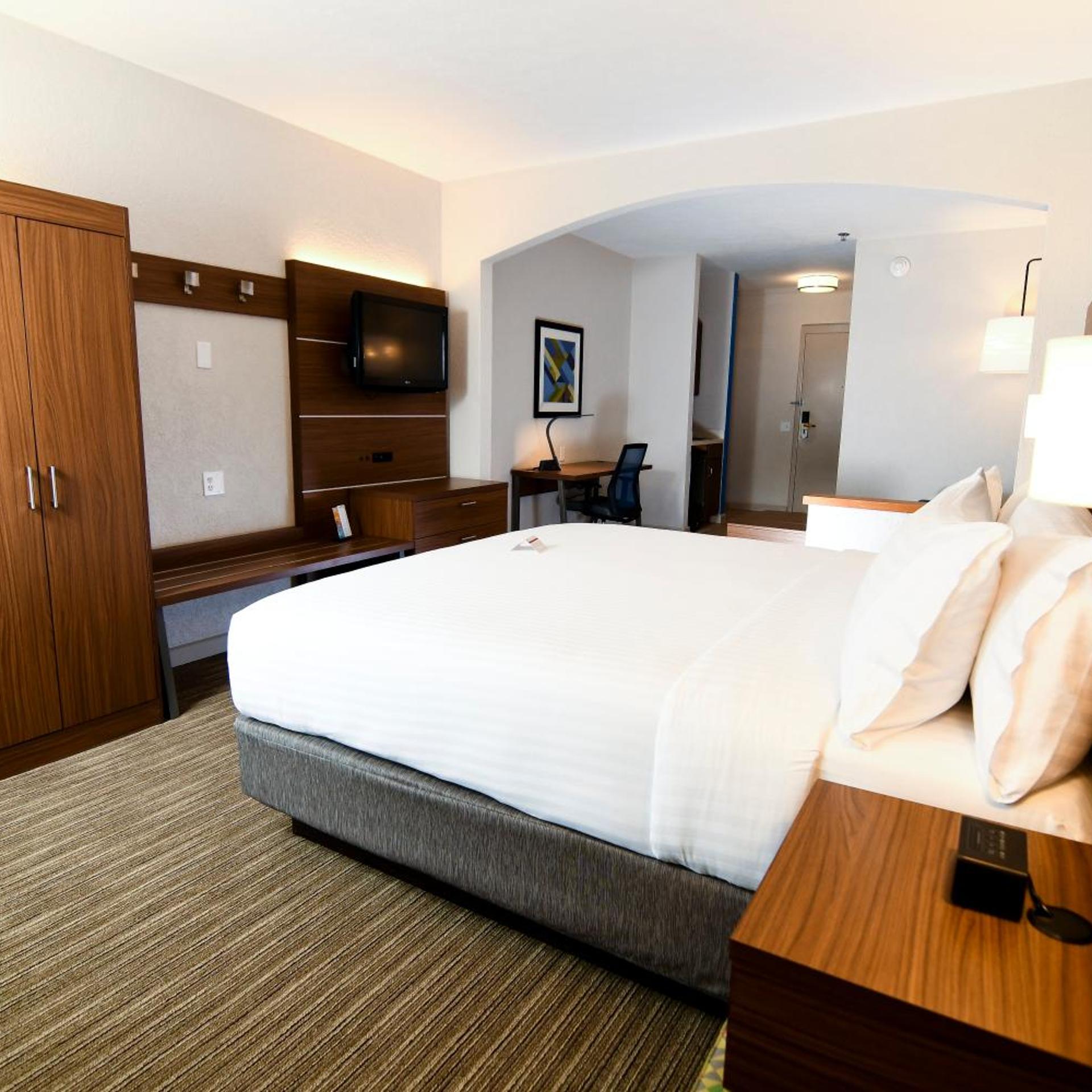 جناح بسرير كينج مع أريكة، Holiday Inn Express Hotel And Suites Port Clinton Catawba Island 5/10