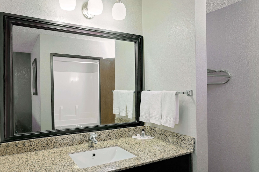 Days Inn by Wyndham Sturtevant / Racine / Mount Pleasant 56/78