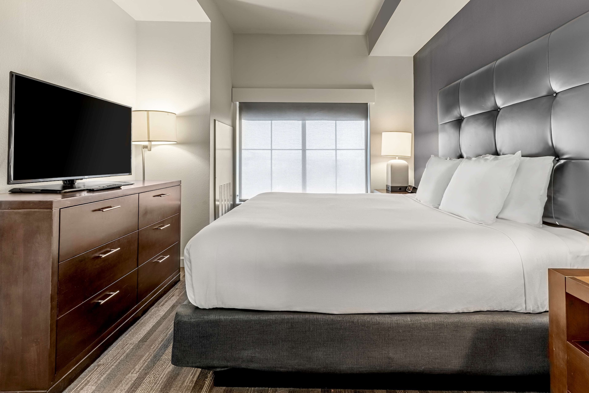 EXECUTIVE, SUITE, KING BED