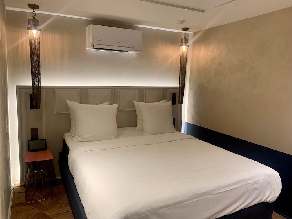 Economy, Queen Bed