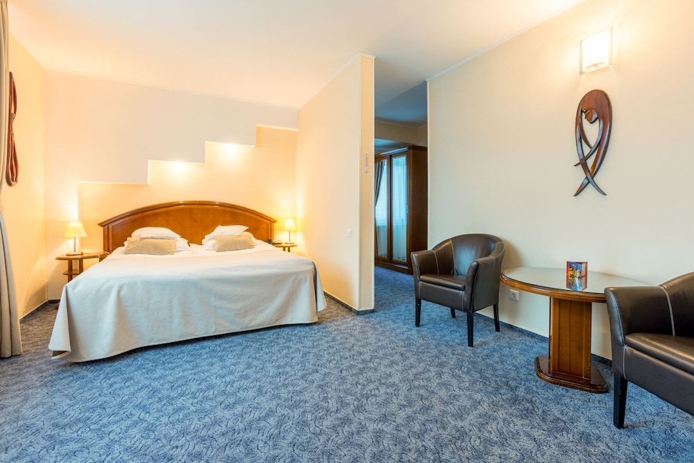 Budget, Queen Bed, No Elevator