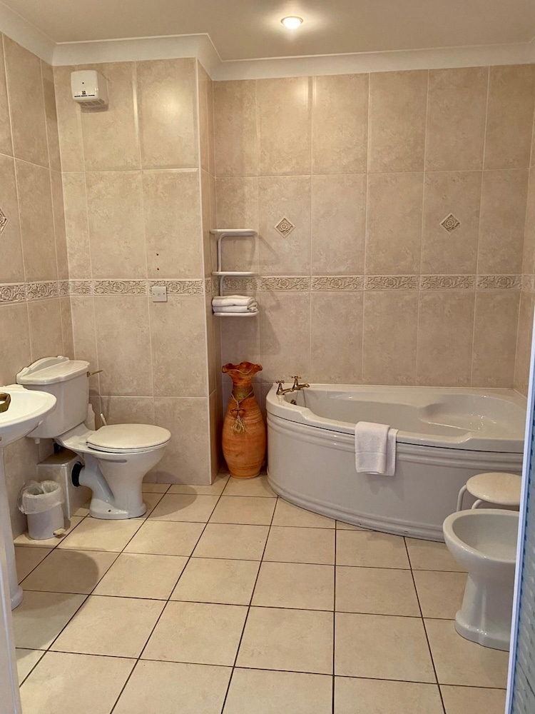 TWIN TREES HOTEL AND LEISURE CLUB(FORMERLY Downhill House Hotel) 53/54