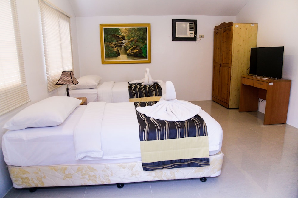 Forest Crest Nature Hotel and Resort Powered by ASTON (ex Chateau Royale Sports and Country Club) 23/77