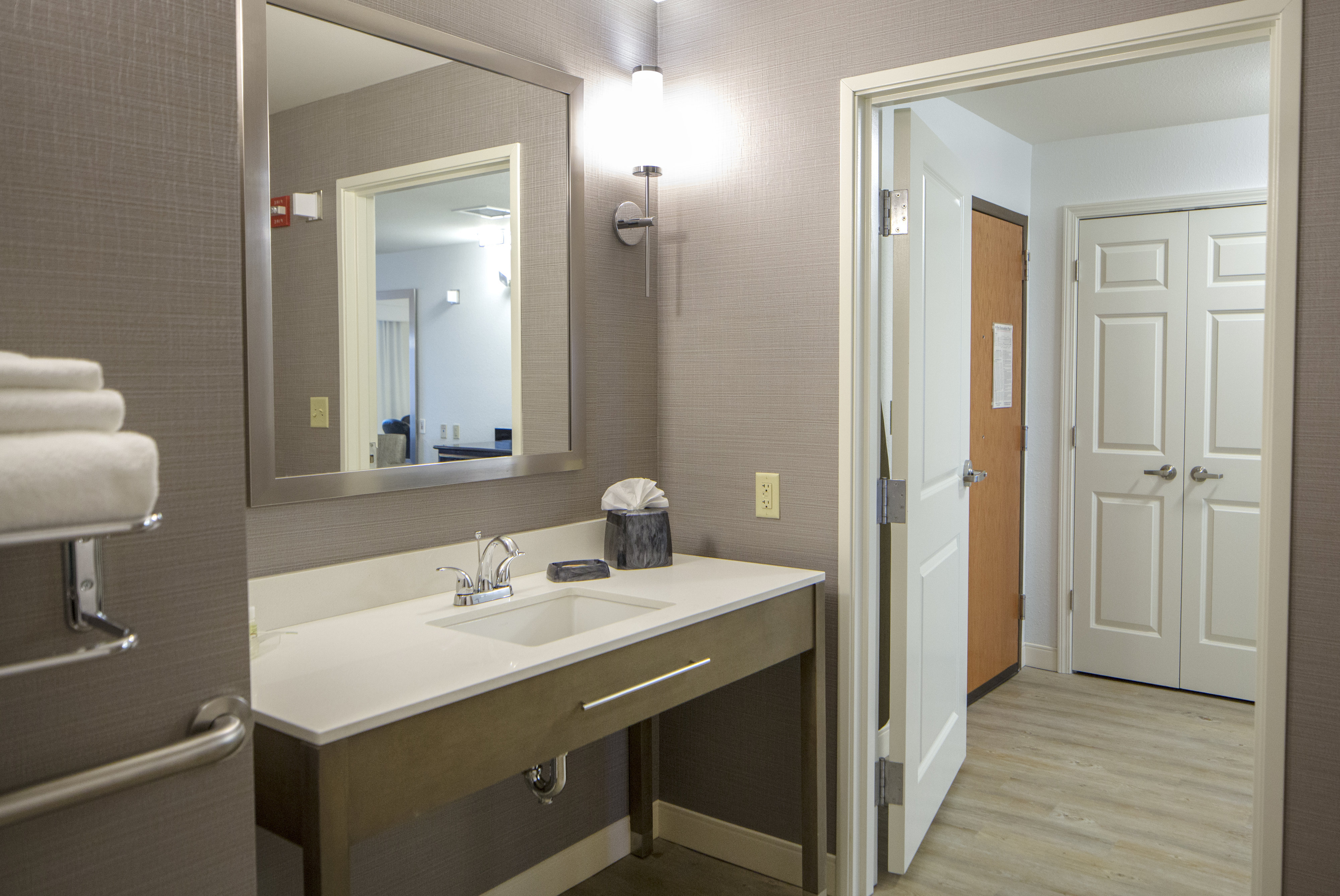 Holiday Inn Hotel Suites Bloomington Airport 50/50