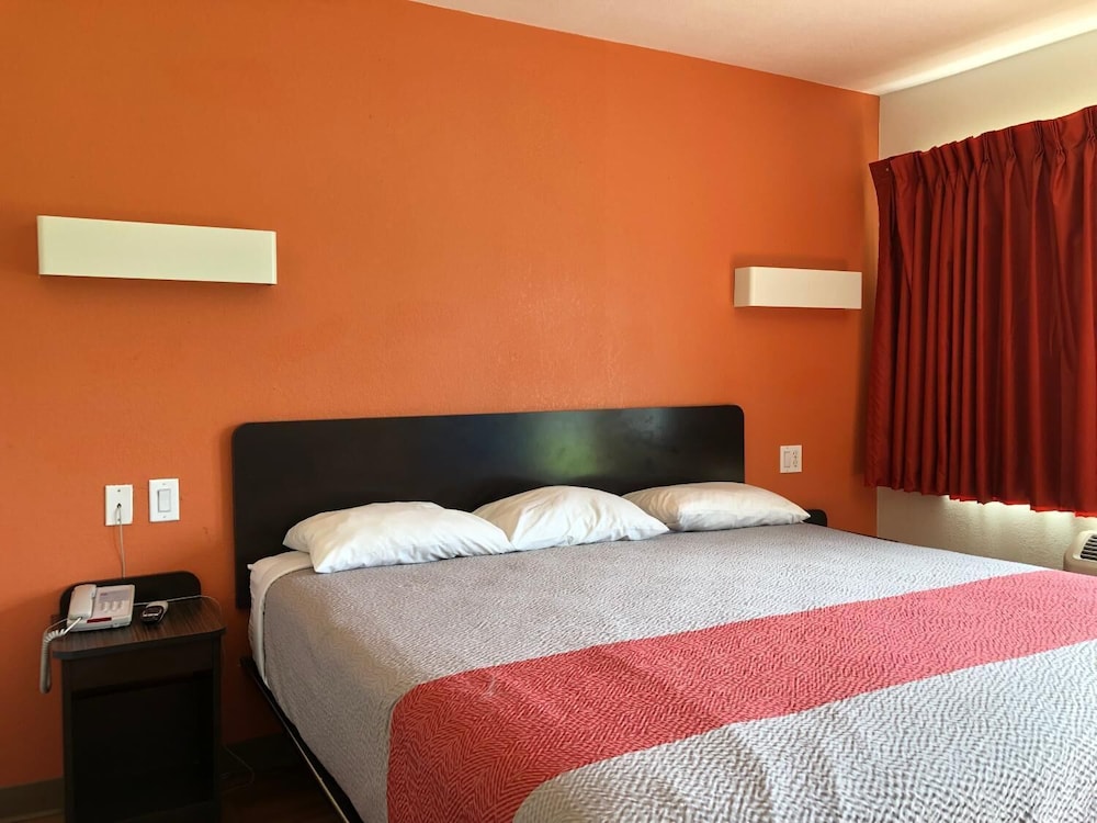 Motel6 Clute, TX 10/38