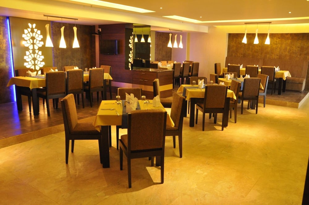 SAPNA CLARKS INN 36/47