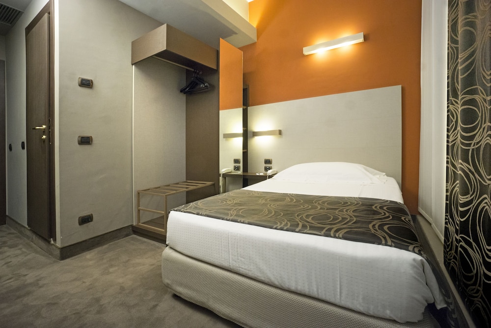 ROOM, SINGLE