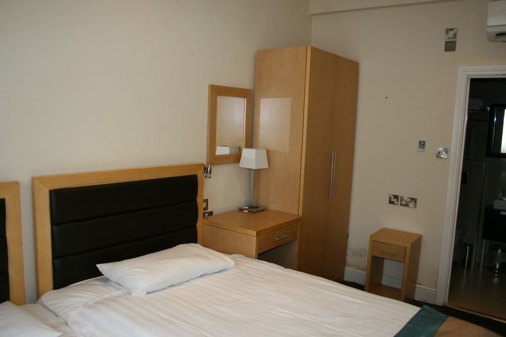 Cromwell International Hotel 4/34