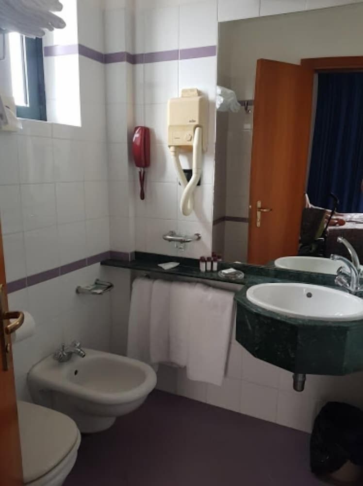 Sabra Hotel 34/35