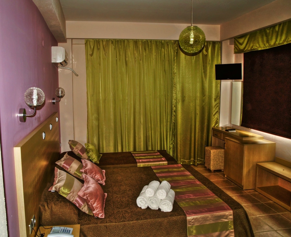 Maranton Beach Hotel 35/55