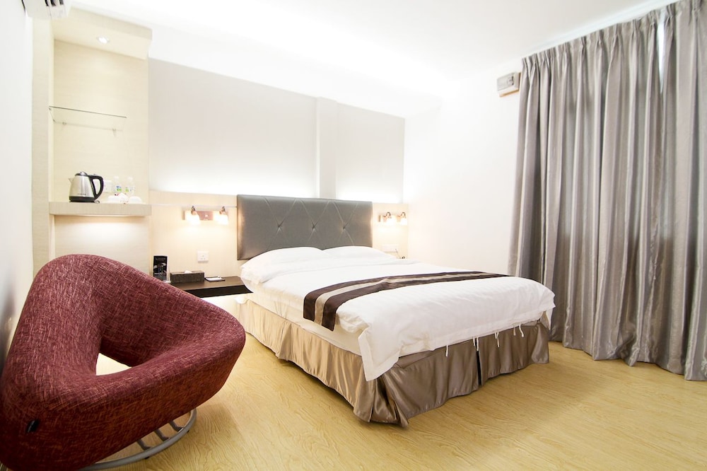 SUPERIOR, QUEEN BED