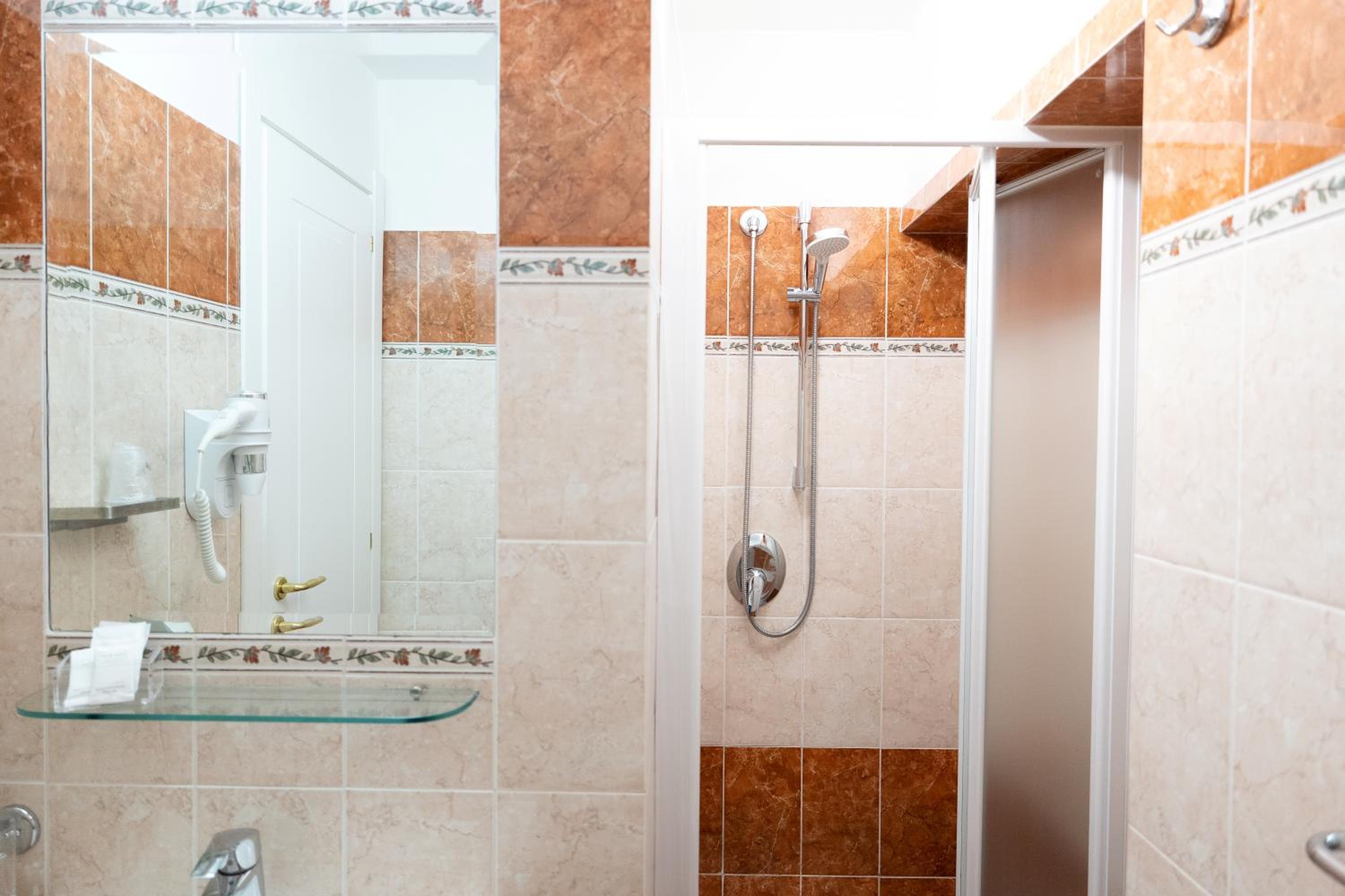 غرفة ثلاثية بسرير كوين وسرير فردي، Hotel Romantica 6/7