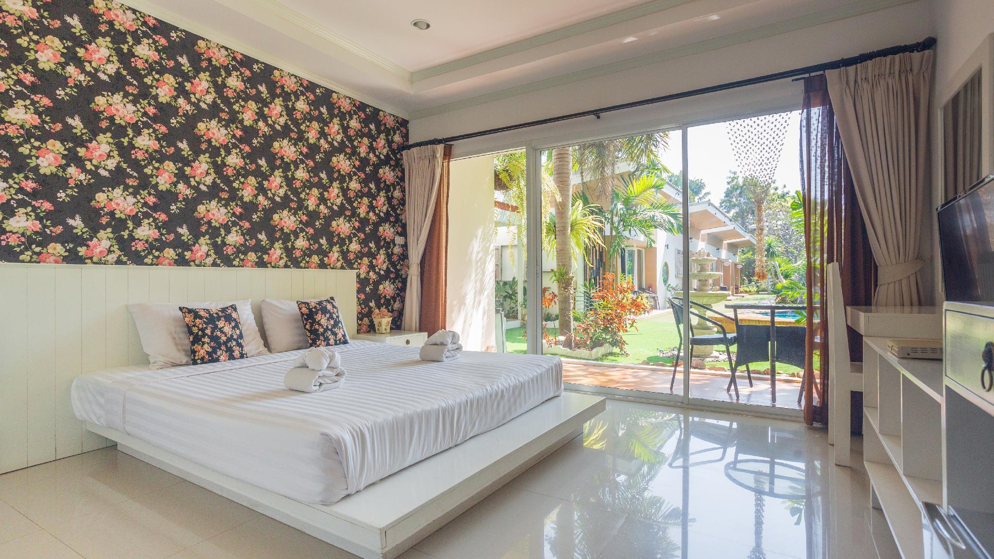 Deluxe, Twin Beds, Pool Access