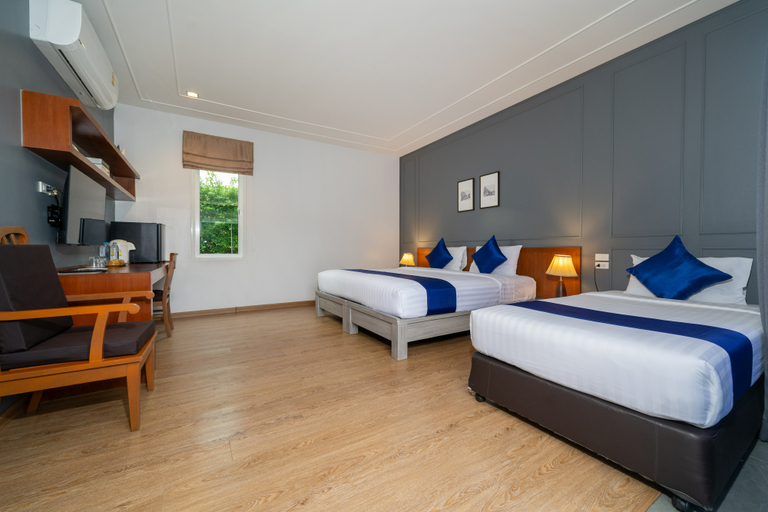 Deluxe, Family, Pool Access