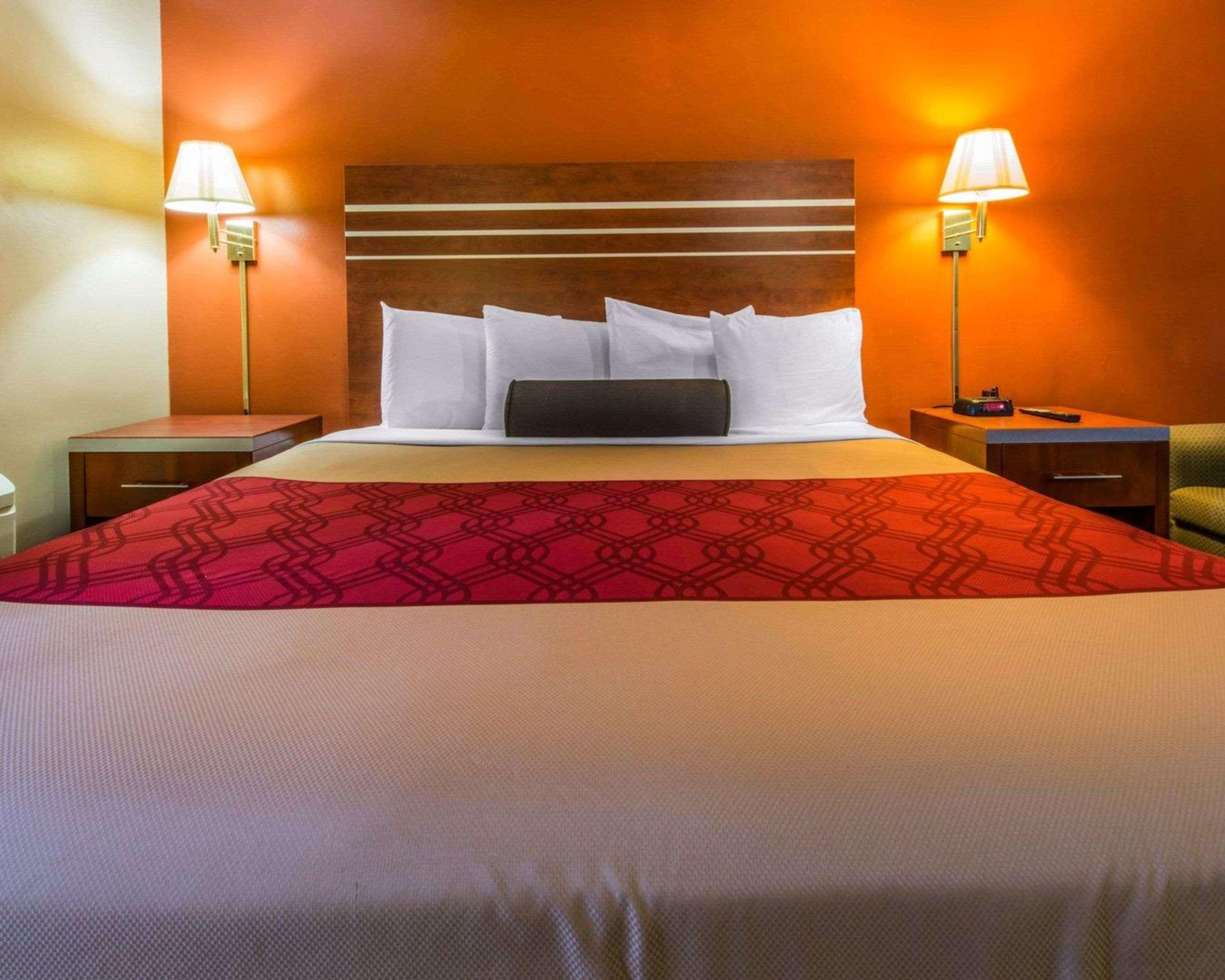 غرفة بسرير كينج للمدخنين، Econo Lodge Hermitage South 2/2