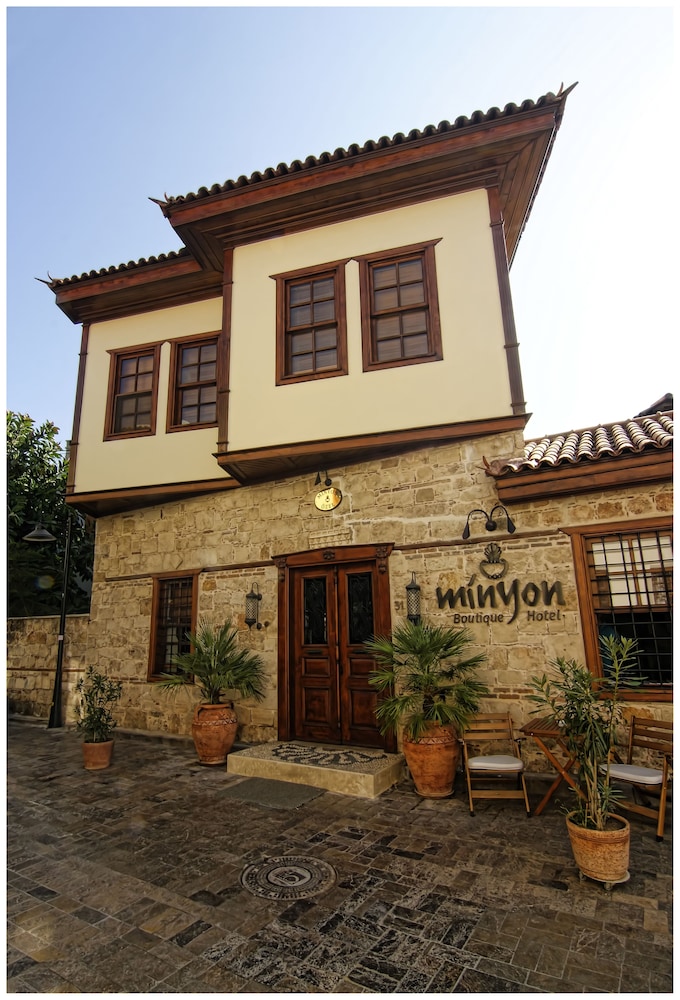 Minyon Hotel 3/74
