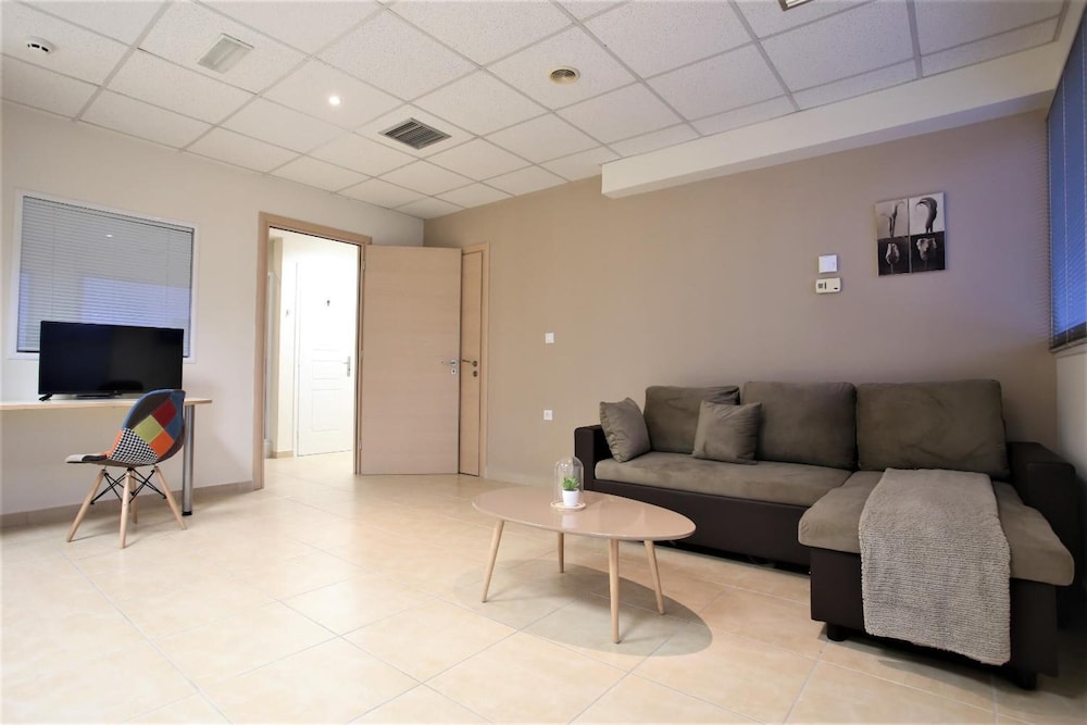 GK Airport Suites 24/49