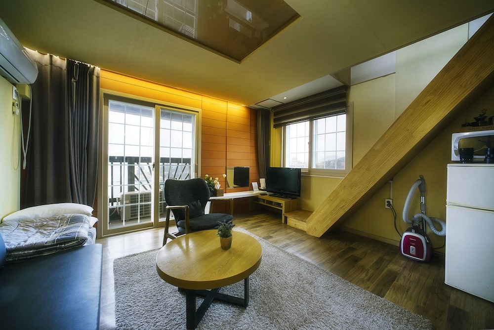 Tongyeong Mongdol House Pension 37/50