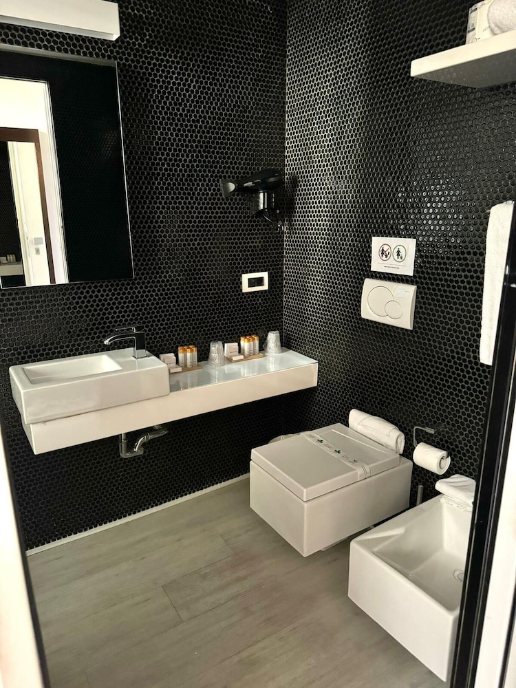 NAVONA SUITES 47/52