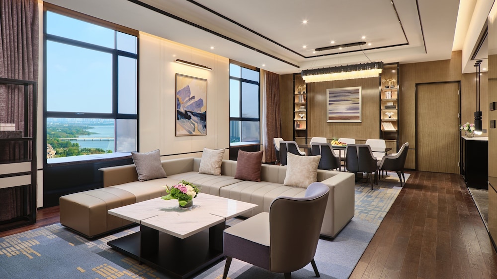 Crowne Plaza Wuhan Development Zone 48/82