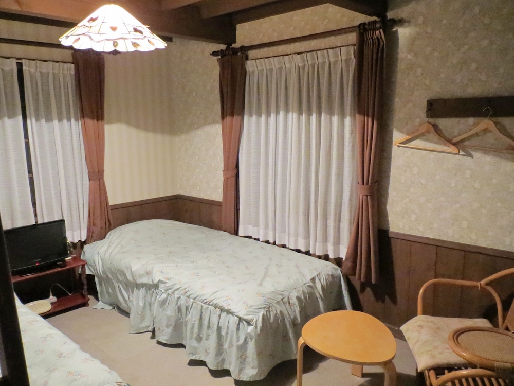 Pension Marionette 8/27