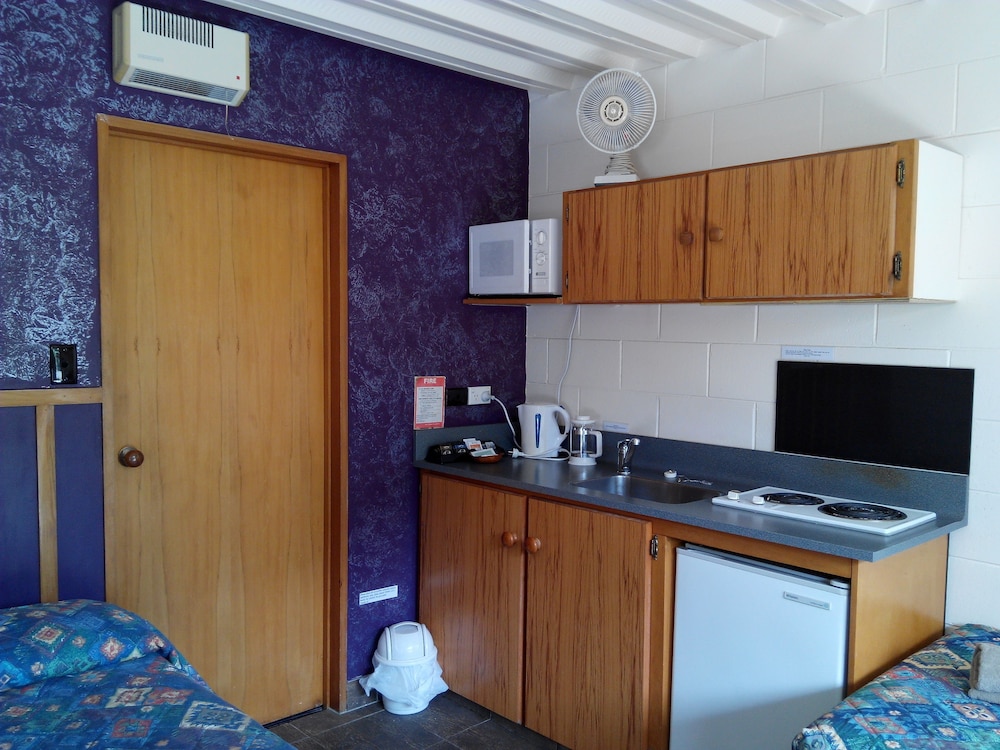 Larchwood Motel 21/25