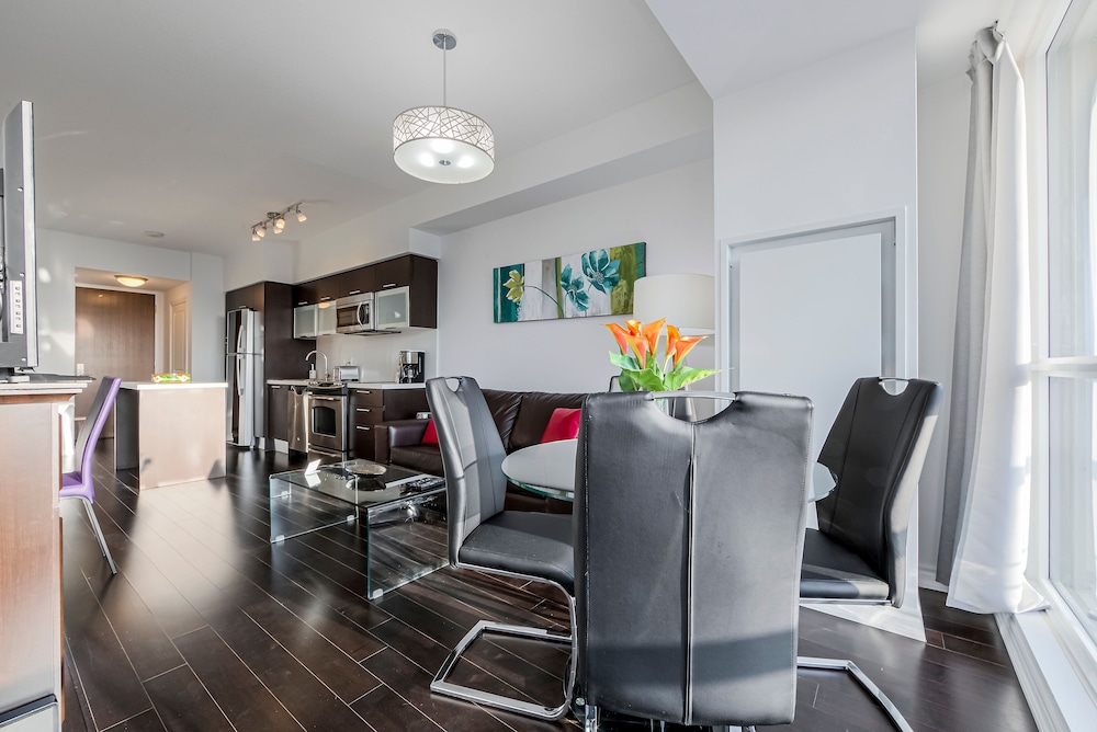 Canada Suites on Bay 37/50