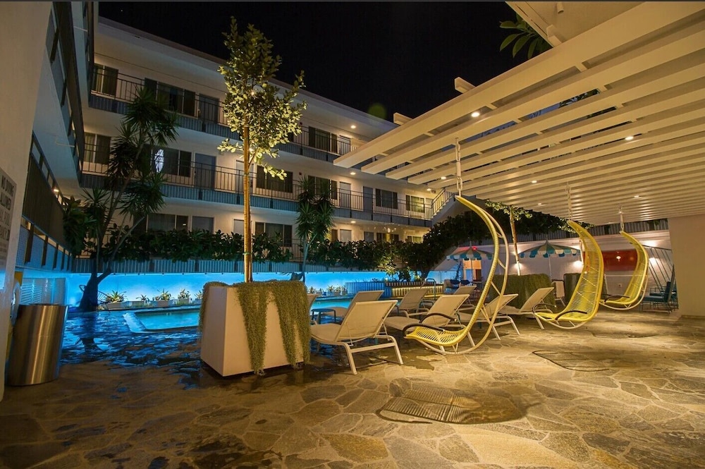 Beverly Laurel Hotel 61/69