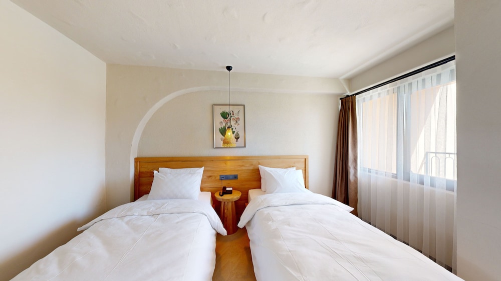 1 BEDROOM, COMFORT, TWIN BEDS, POOL VIEW