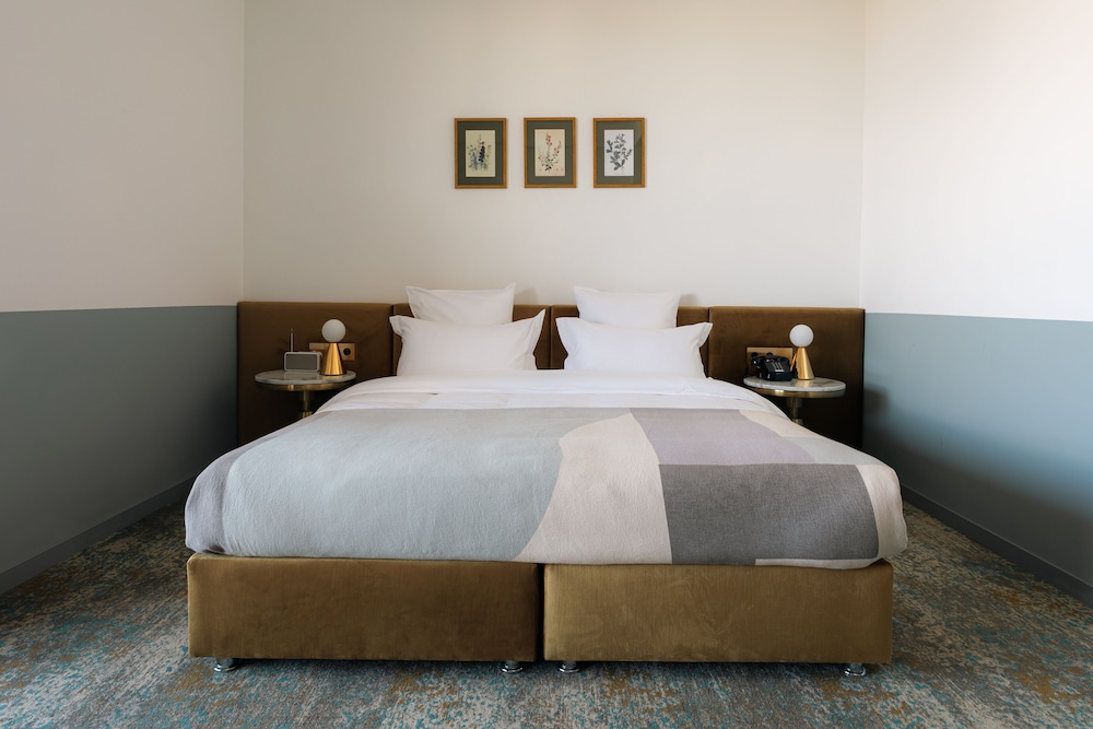 Castor and Pollux Hotel 27/69