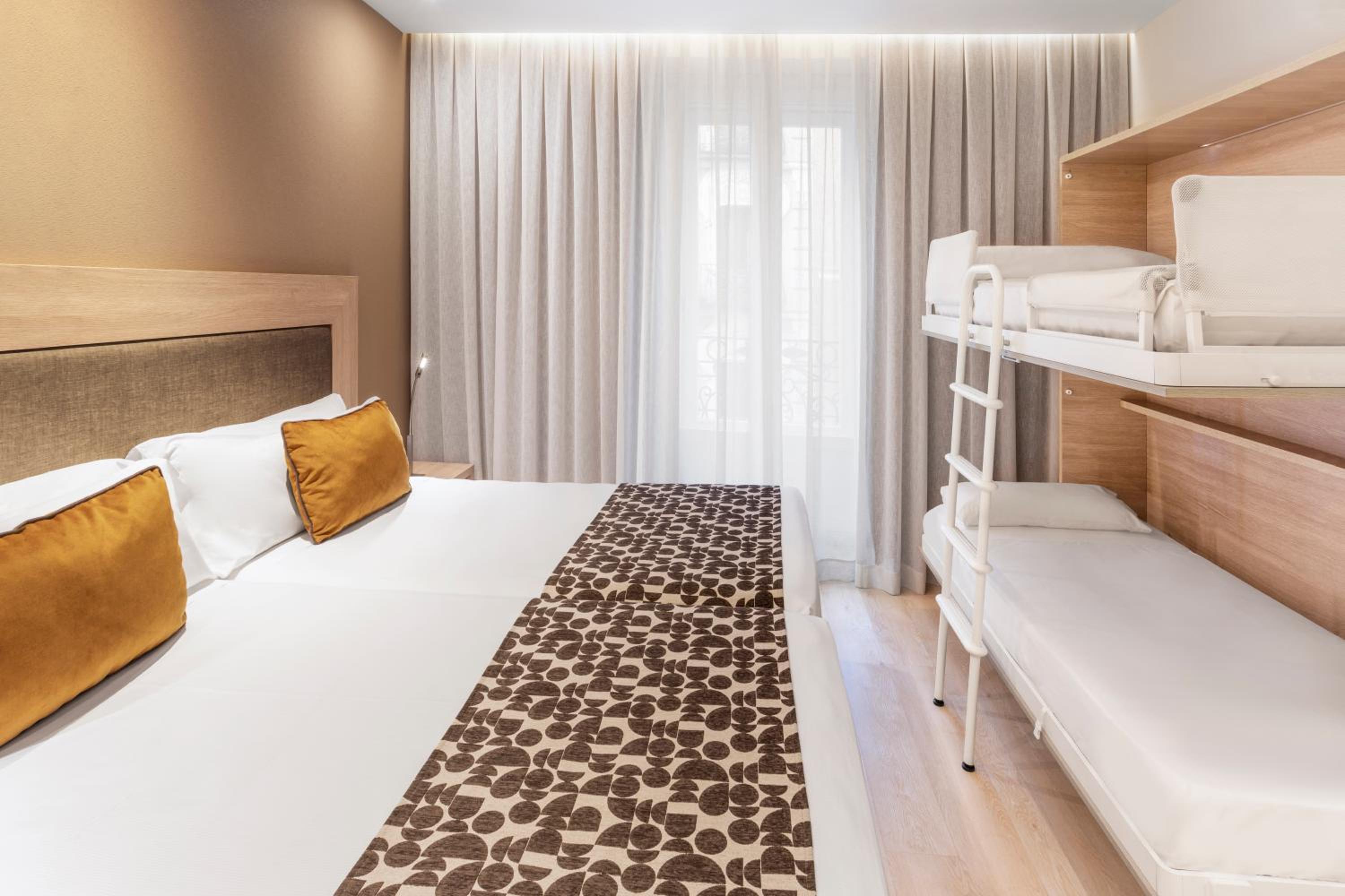 Family, Twin Beds, 2 Bunk Beds