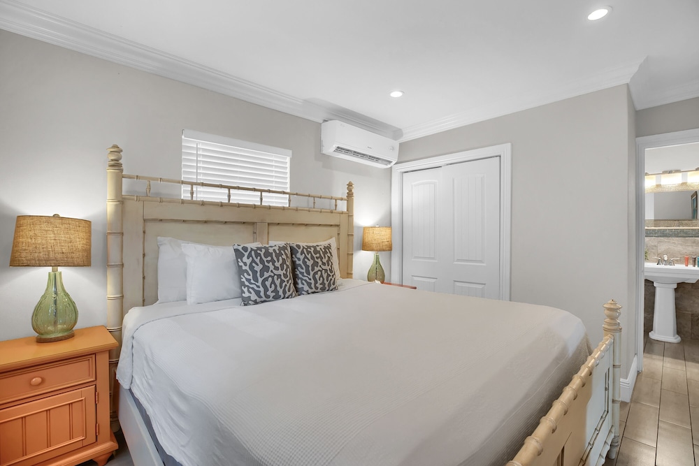 Hut, Cottage, King Bed, Sofa, Kitchen