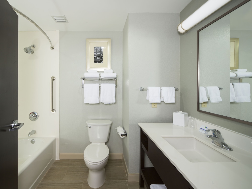 Holiday Inn Express & Suites Oklahoma City Dwtn - Bricktown 18/55