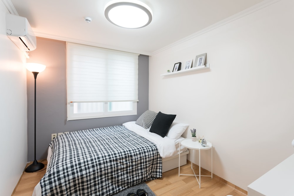 BASIC, DOUBLE BED, SHARED BATHROOM