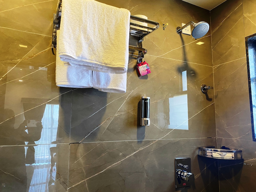 The Grand Sarovar Inn and Suites 18/19