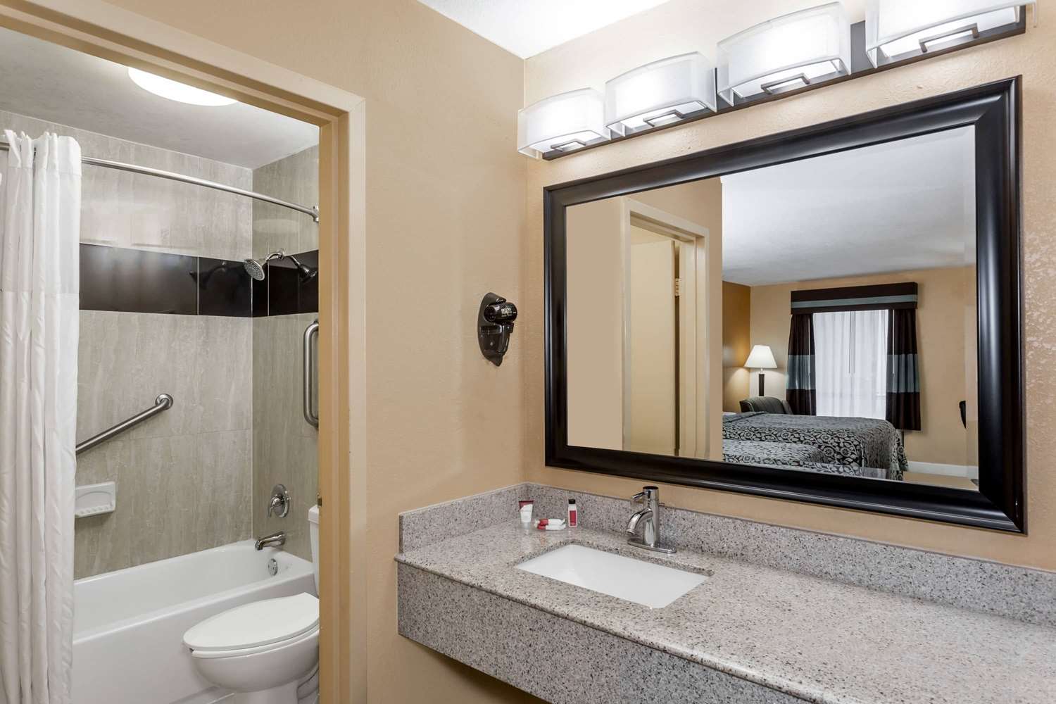 Days Inn by Wyndham Sarasota Bay 32/34