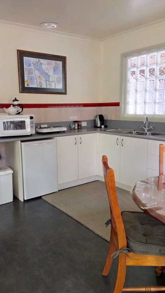 THE CRAYS ACCOMMODATION 37/46