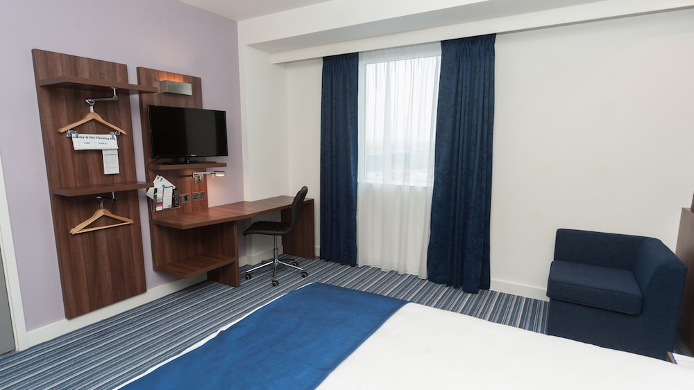 Holiday Inn Express Aberdeen Airport 20/72