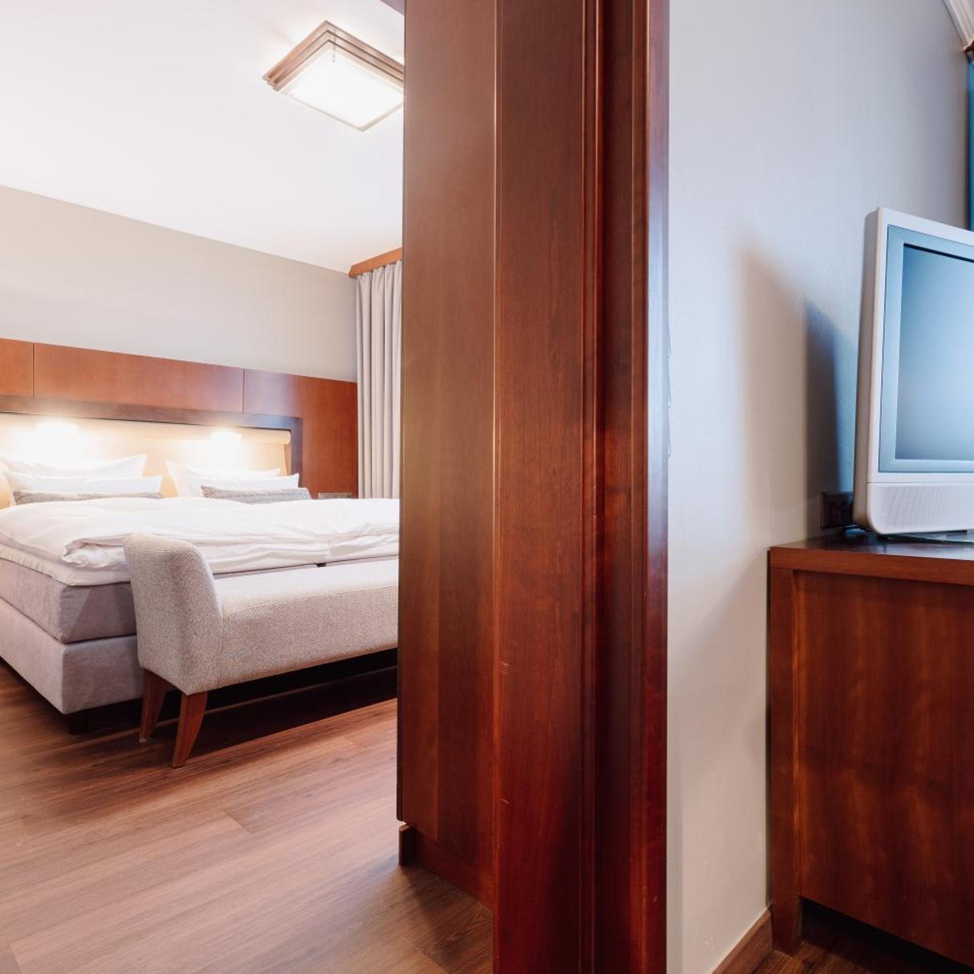 جناح، Hotel Kaiserhof 8/10