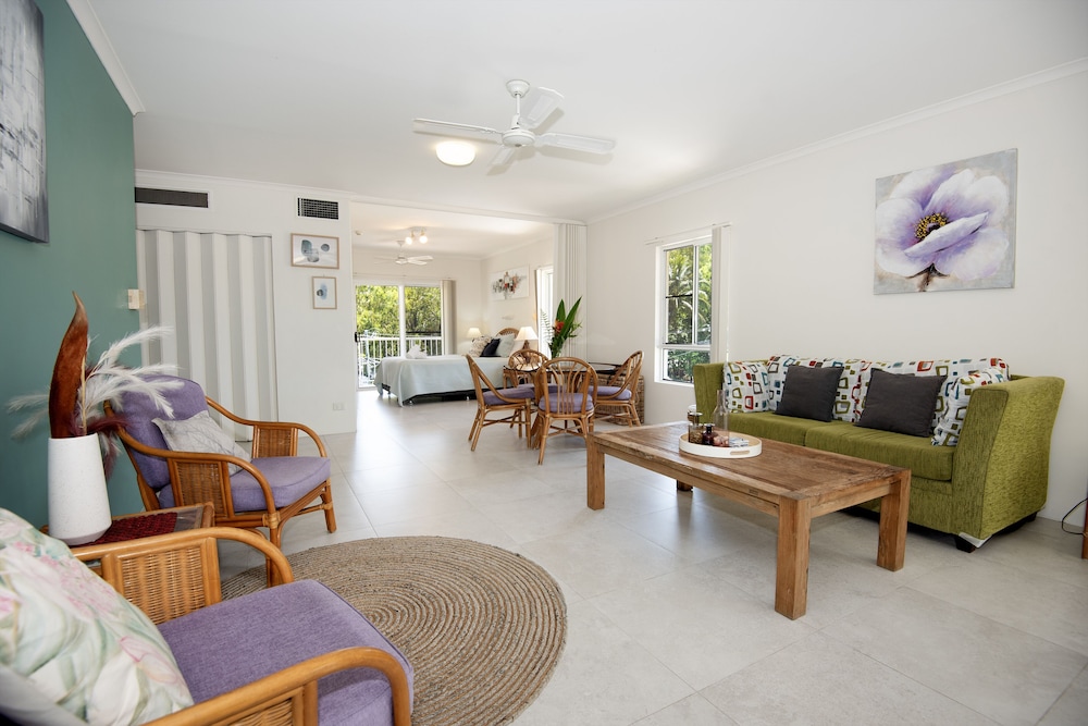 Golden Sands Beachfront Resort 23/70