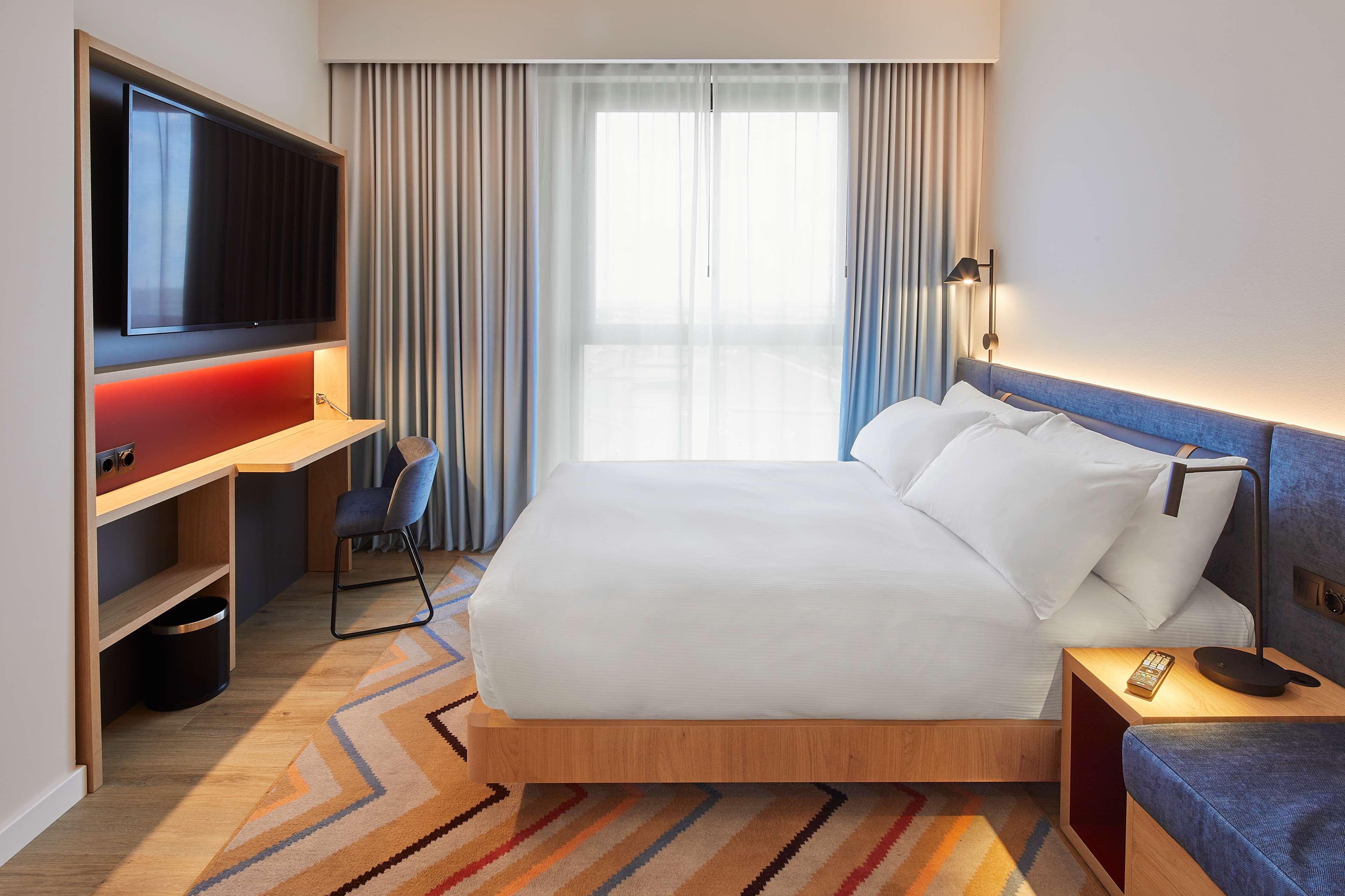 ROOM, QUEEN BED, SOFA