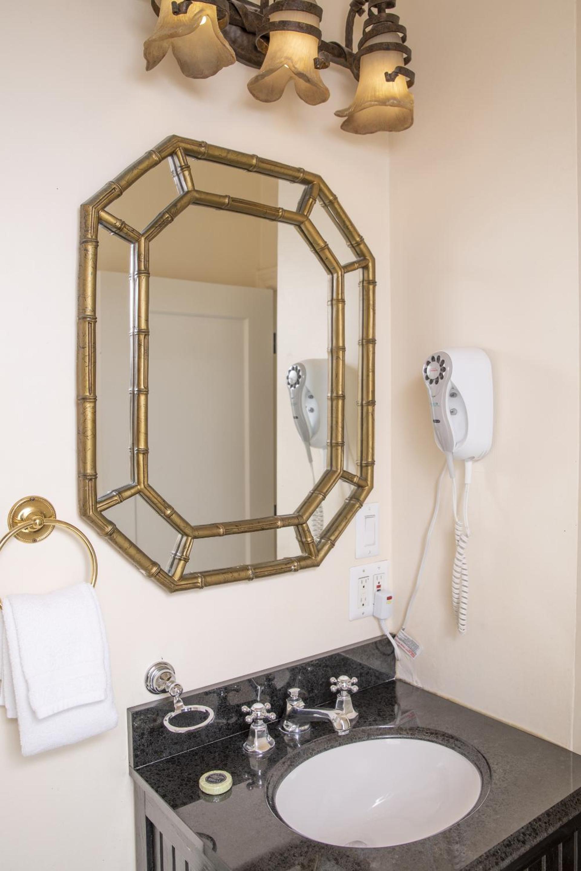 جناح جونيور بسرير كينج، The Washington Square Inn 9/10
